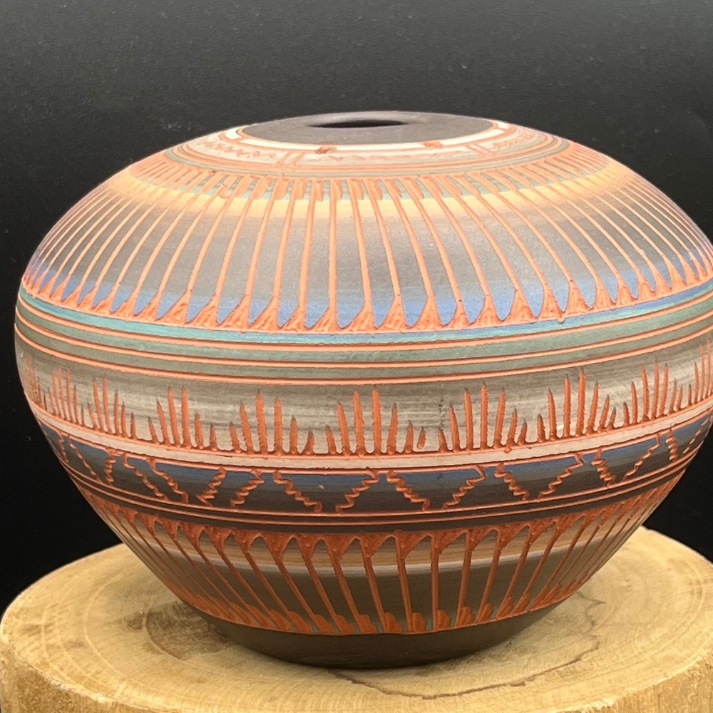 Native American Navajo Hand
Etched & Hand Painted Pottery signed V King‎